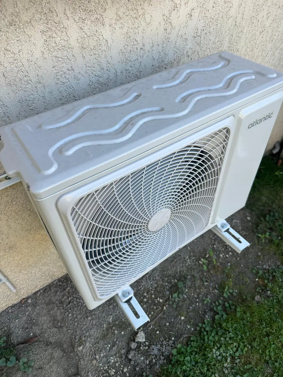Détail d’une unité extérieure Atlantic avec sa grille de protection